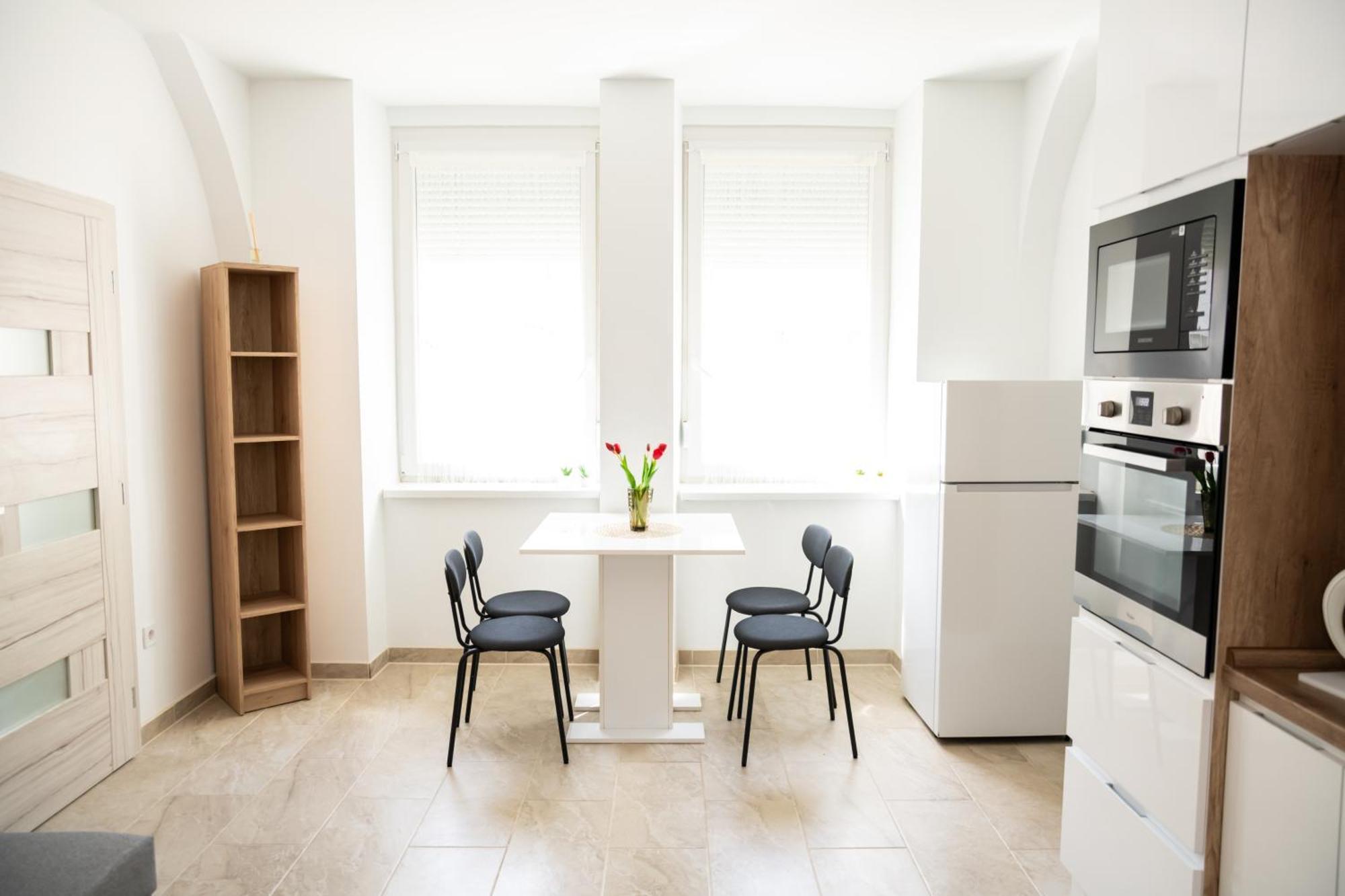 Winestone Corner Apartment Debrecen Buitenkant foto